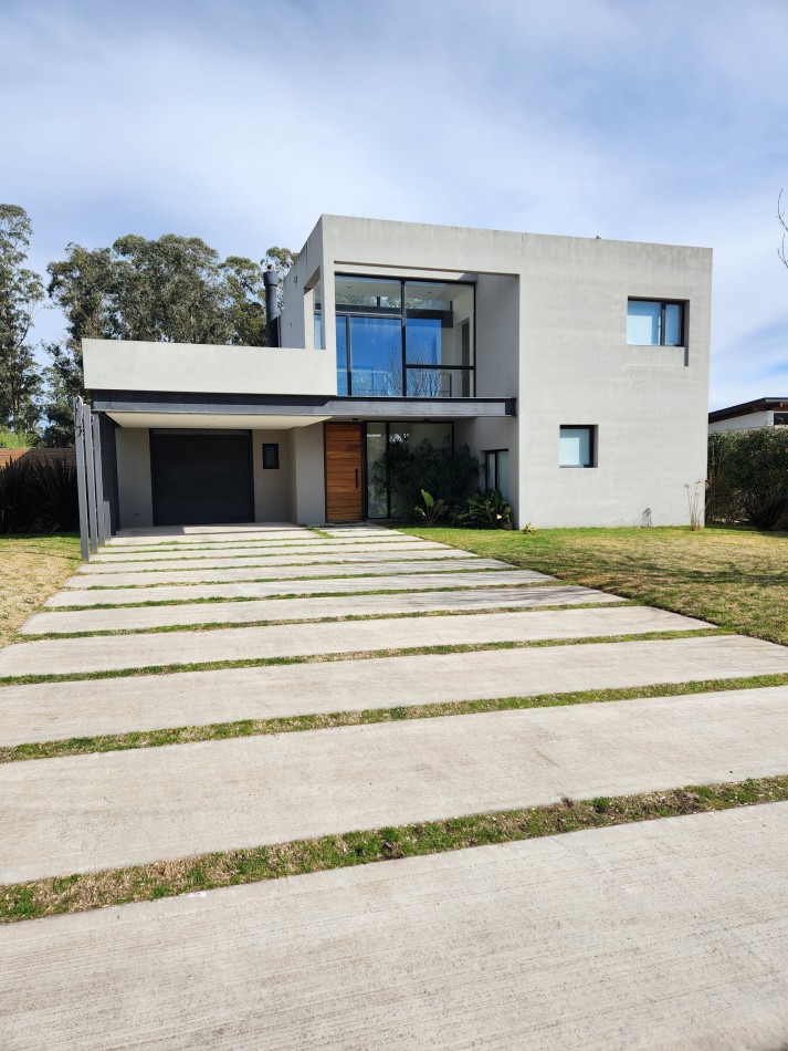 Casa moderna barrio privado/renta anual