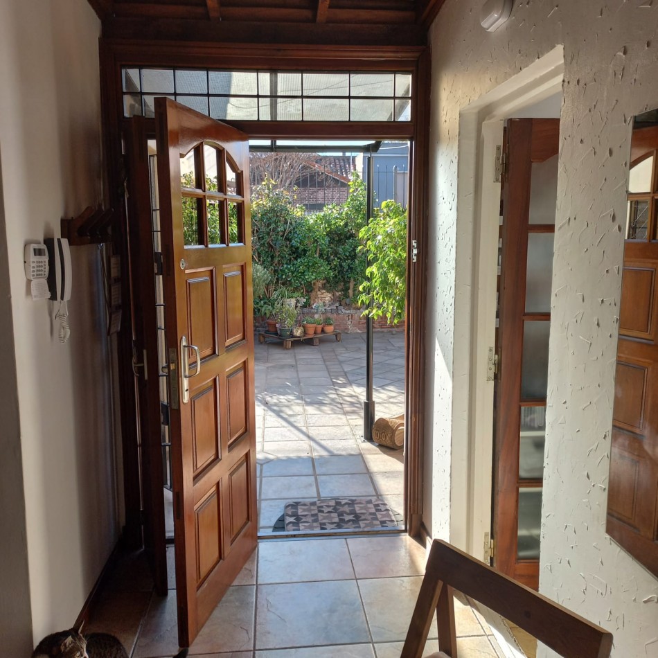 Excelente propiedad  de  7 ambientes con patio central