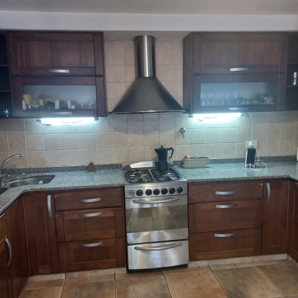 Excelente propiedad  de  7 ambientes con patio central
