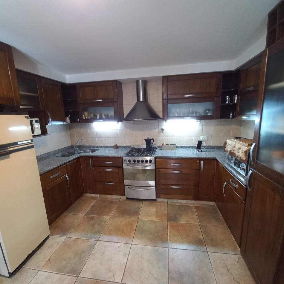 Excelente propiedad  de  7 ambientes con patio central