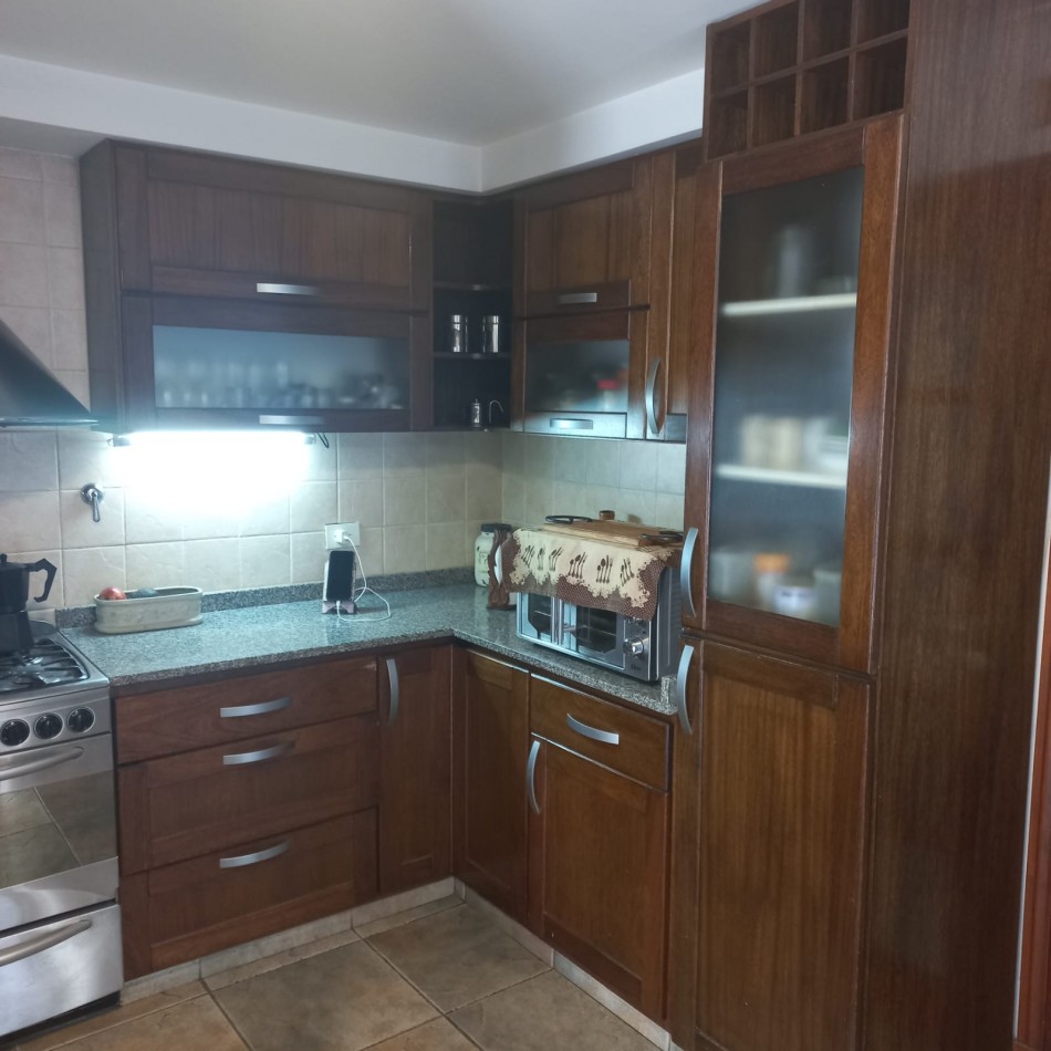 Excelente propiedad  de  7 ambientes con patio central