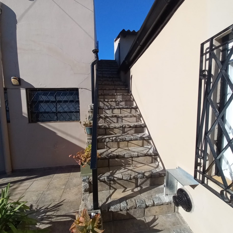 Excelente propiedad  de  7 ambientes con patio central