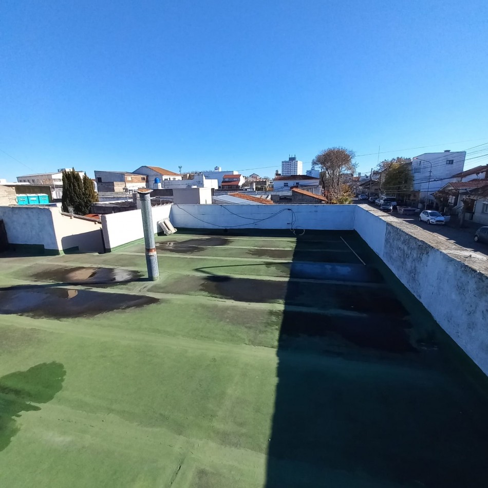 Excelente propiedad  de  7 ambientes con patio central