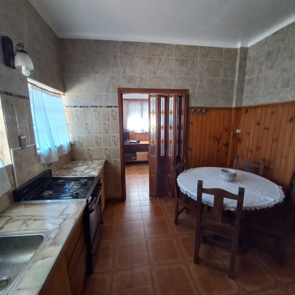 Excelente propiedad  de  7 ambientes con patio central