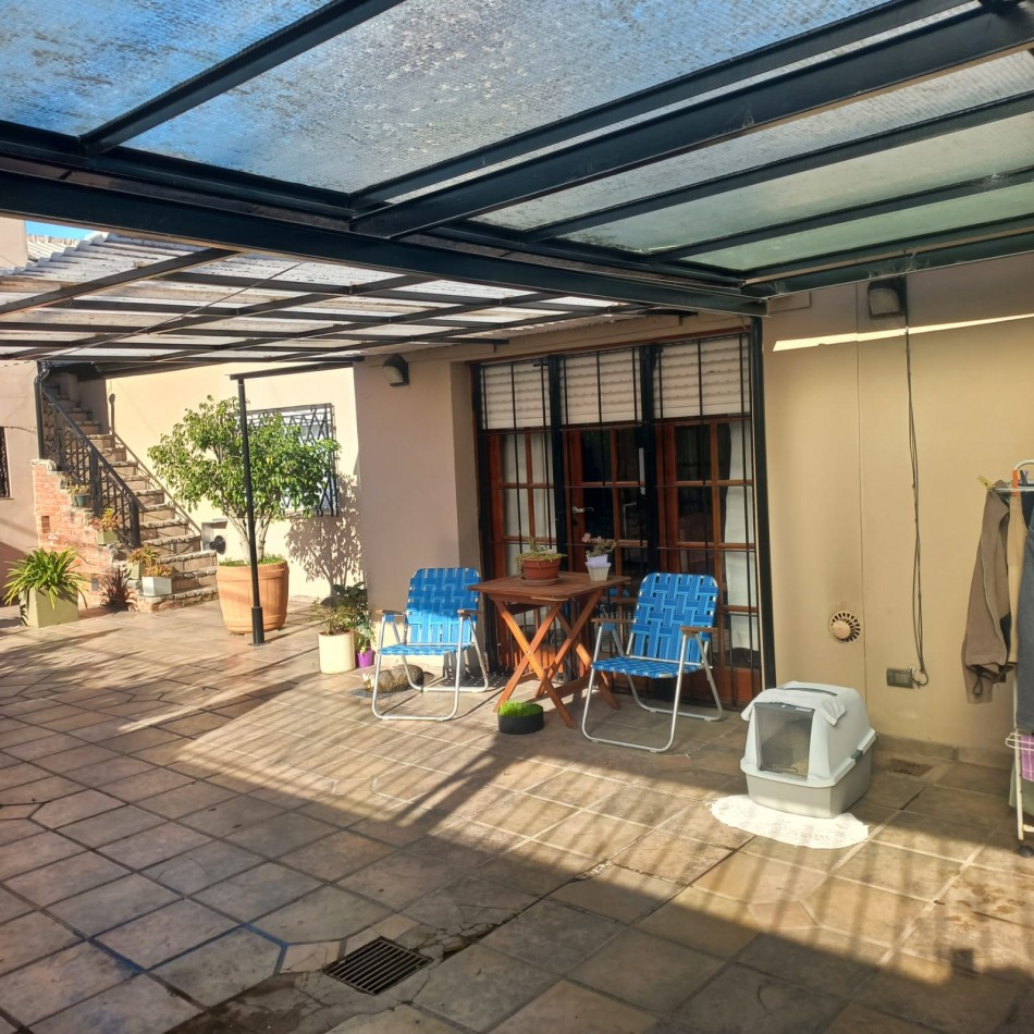 Excelente propiedad  de  7 ambientes con patio central