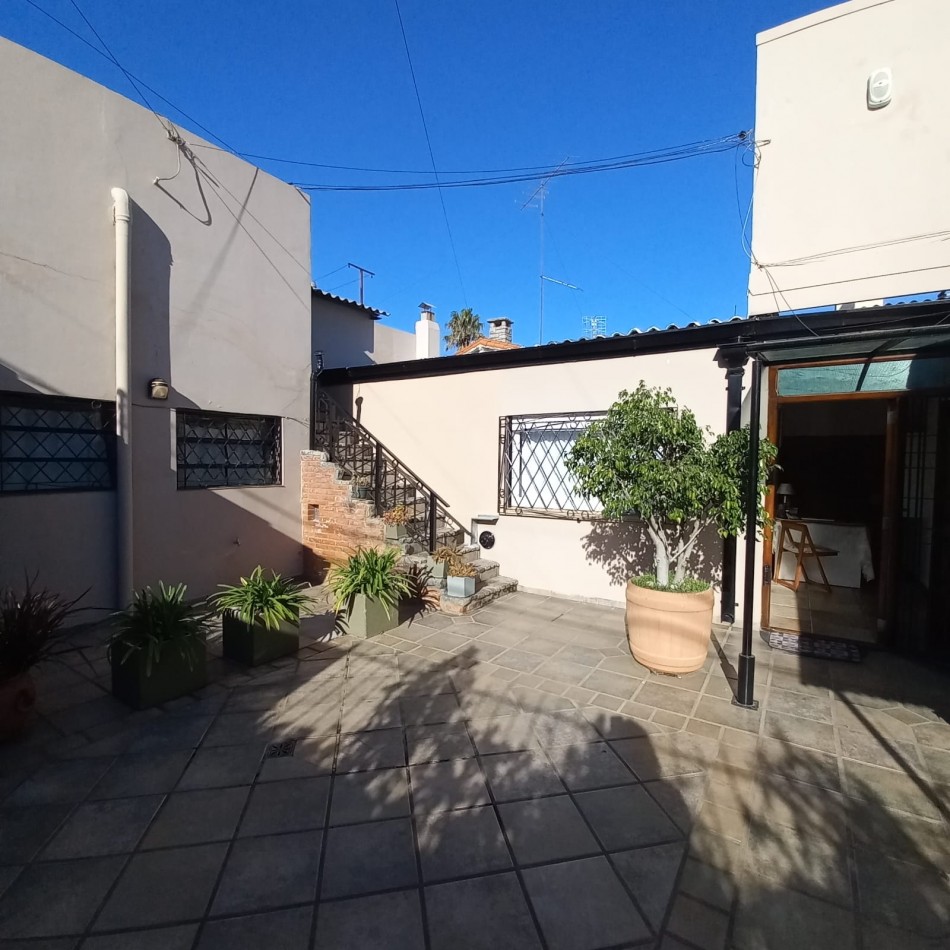 Excelente propiedad  de  7 ambientes con patio central