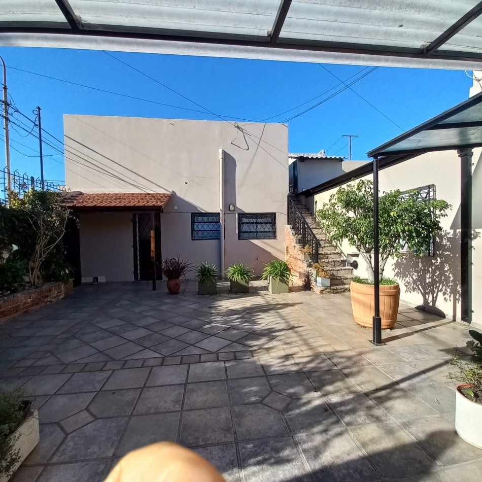 Excelente propiedad  de  7 ambientes con patio central